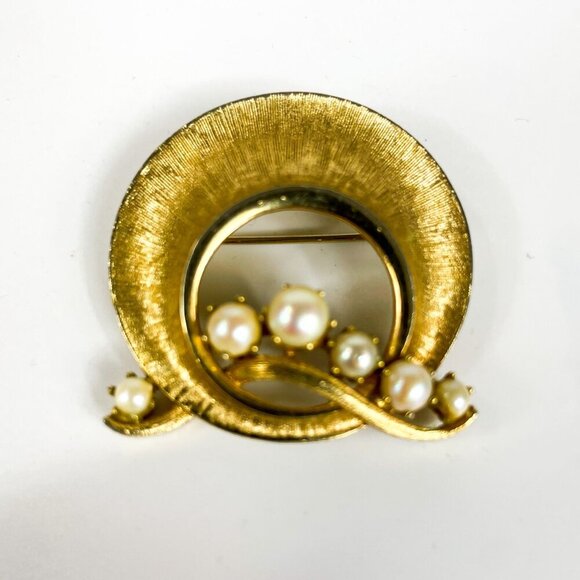 Vintage Lisner Gold-Tone Wide Circle Brooch Faux Pearl Wave Swirl - Picture 2 of 4